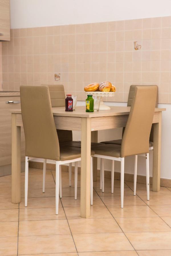 Airport House Apartment Napoli Bagian luar foto