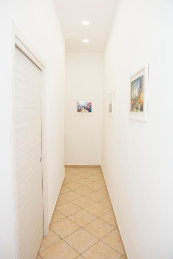 Airport House Apartment Napoli Bagian luar foto
