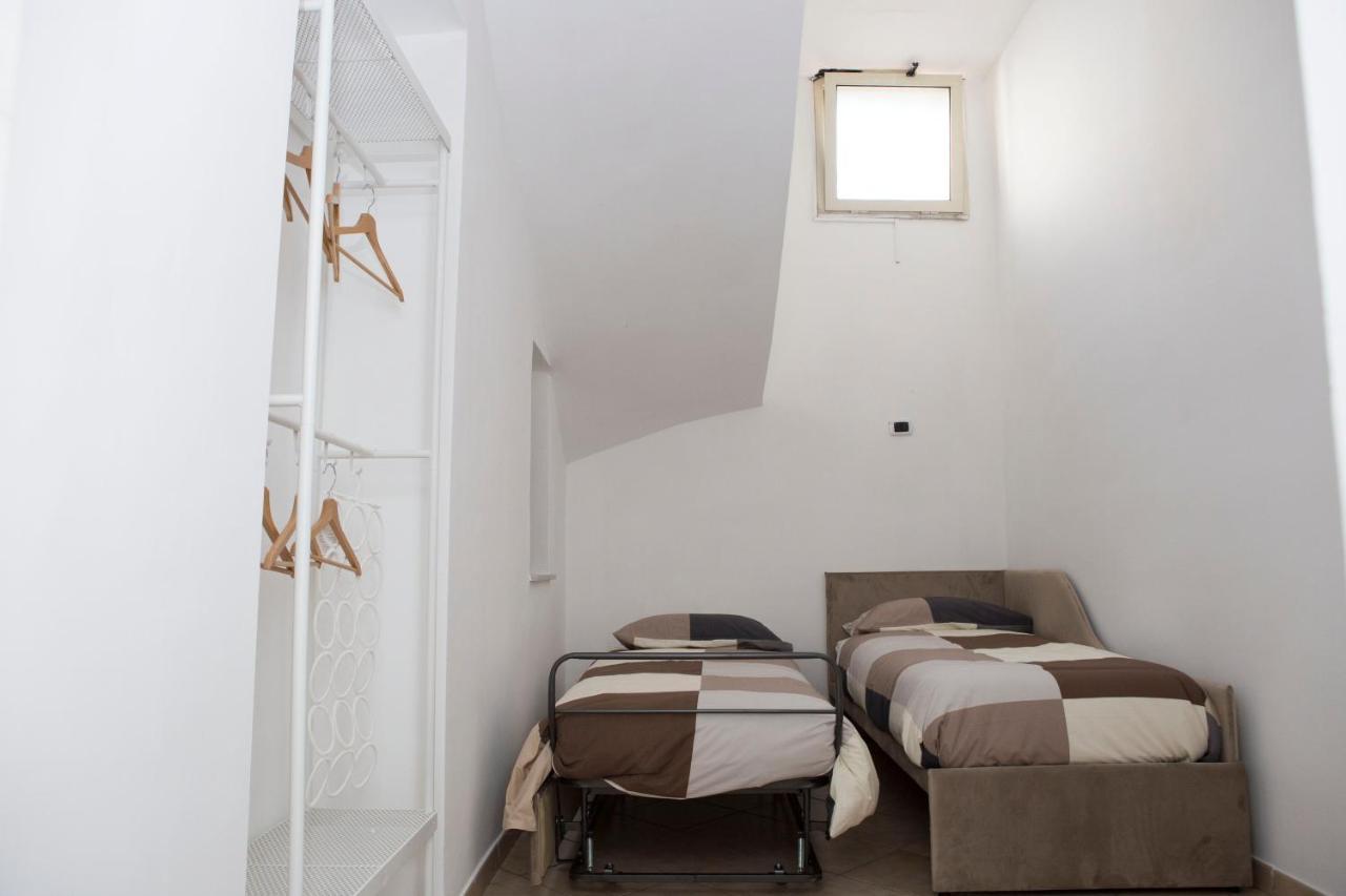 Airport House Apartment Napoli Bagian luar foto